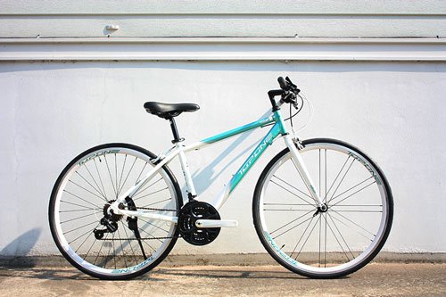 [이월상품 특가할인] 새제품 알톤 탑원 화이트민트 700C 21단 알루미늄 하이브리드 자전거