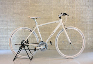 [전시상품] 에이모션 크레센도 시마노 아세라급 24단기어 하이브리드 자전거 490mm 사이즈 화이트색상 전시상품 할인판매